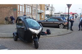 Brommobiel belandt op zijkant na aanrijding met auto. Bestuurder gewond
