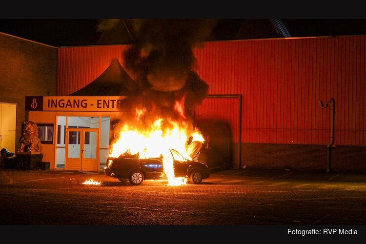 Auto door brand verwoest op parkeerplaats Beverwijkse Bazaar