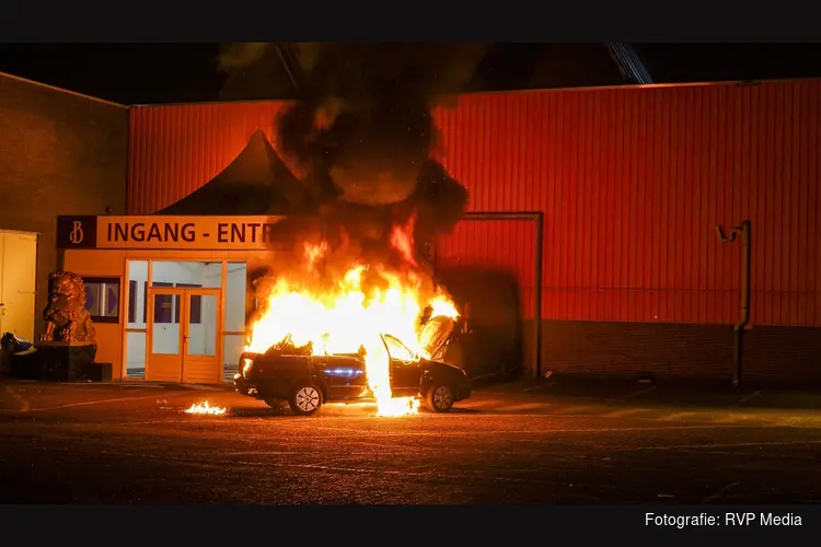 Auto door brand verwoest op parkeerplaats Beverwijkse Bazaar