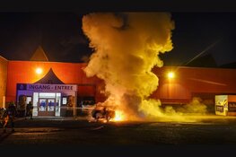 Auto door brand verwoest op parkeerplaats Beverwijkse Bazaar