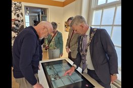 Burgemeester Smit opent tentoonstelling 'Markt en Macht' in Museum Kennemerland