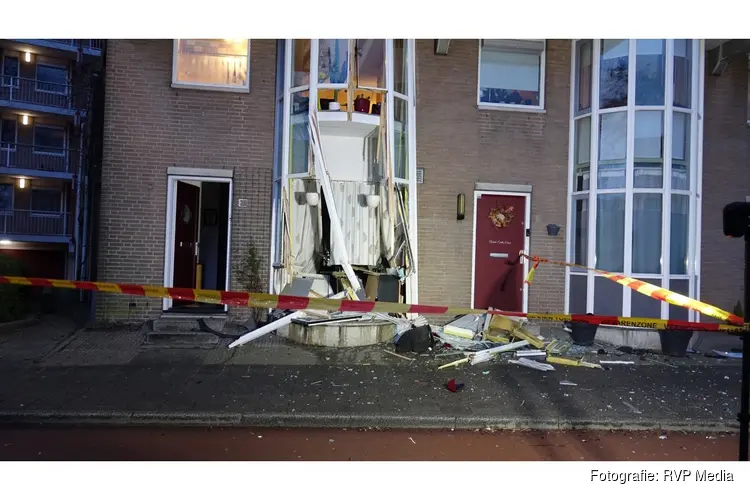 Auto botst tegen woning en veroorzaakt veel schade