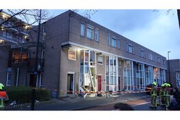 Auto botst tegen woning en veroorzaakt veel schade