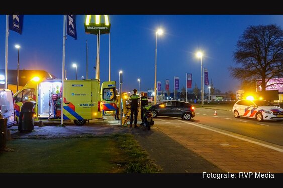 Scooterrijder naar ziekenhuis na ongeval met auto in Beverwijk