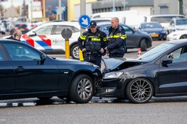 Gewonde en veel schade na botsing op kruising Beverwijk