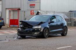Gewonde en veel schade na botsing op kruising Beverwijk