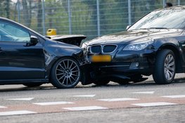 Gewonde en veel schade na botsing op kruising Beverwijk