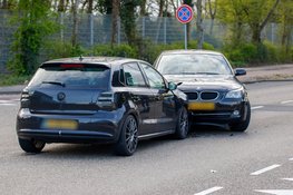 Gewonde en veel schade na botsing op kruising Beverwijk