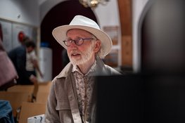 Eerste editie Kaaskrant uitgereikt aan wethouder Jan Hoekzema