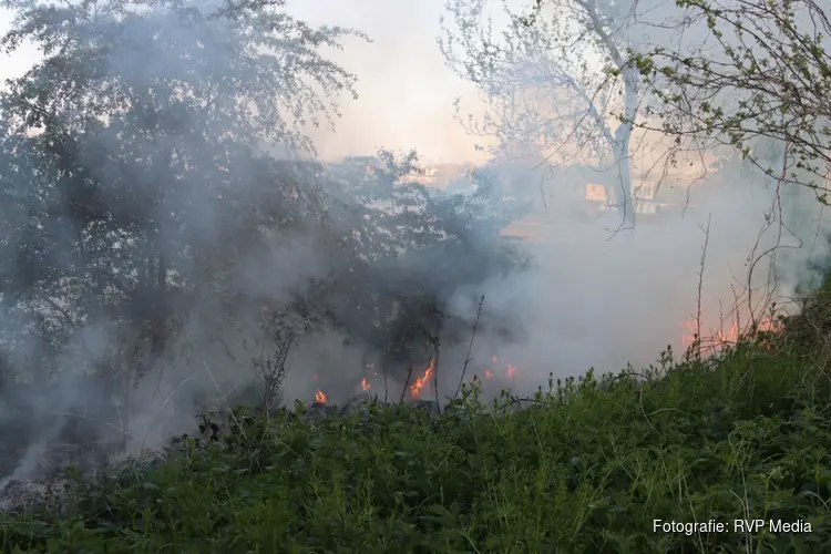 Natuurbrand bij begraafplaats in Beverwijk