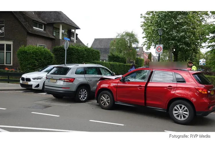 Flinke schade bij ongeval op kruising in Beverwijk