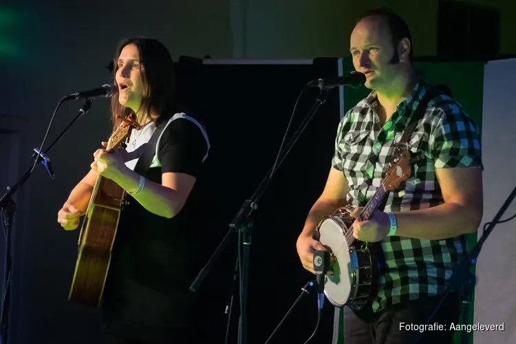 Folkduo Boxin’ The Fox in Café Camille