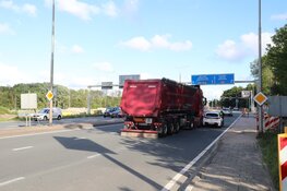 Auto beschadigd na aanrijding met vrachtwagen in Beverwijk
