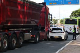 Auto beschadigd na aanrijding met vrachtwagen in Beverwijk
