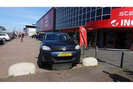 Auto rijdt zich vast op betonblok op parkeerplaats in Beverwijk