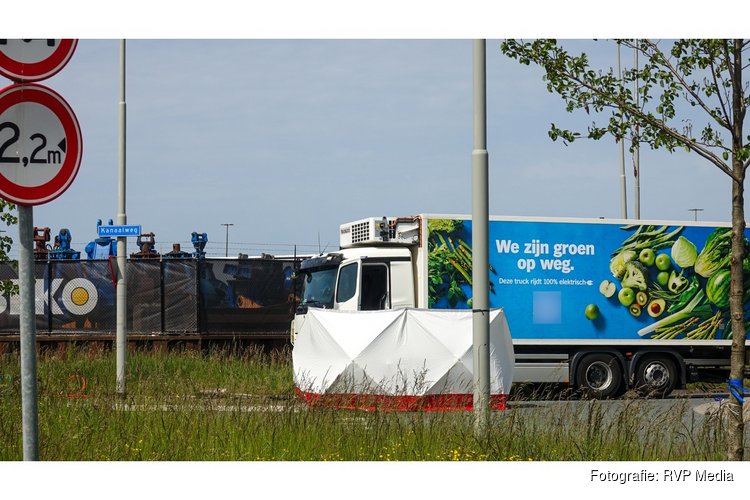 Automobilist overleden na botsing met vrachtwagen in Beverwijk