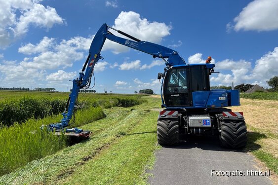 Maaien van dijken en sloten van start