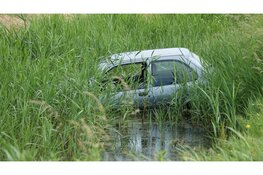 Auto belandt in sloot. Bestuurder naar het ziekenhuis
