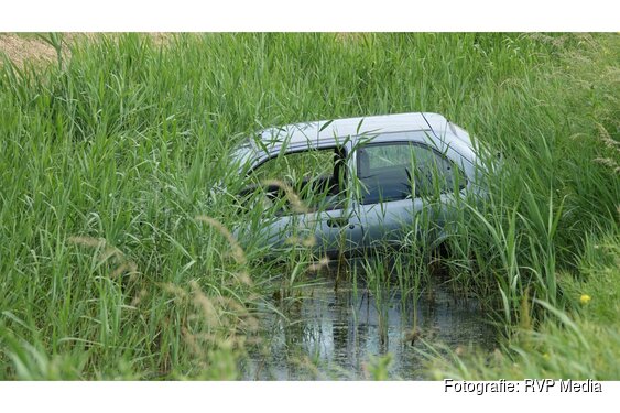 Auto belandt in sloot. Bestuurder naar het ziekenhuis