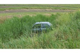 Auto belandt in sloot. Bestuurder naar het ziekenhuis