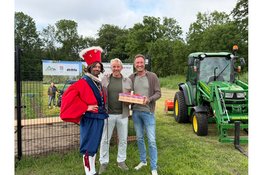 Eerste aardbeienslof van Beverwijk brengt 1.500 euro op voor Voedselbank IJmond-Noord