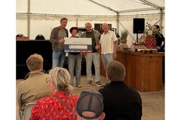 Eerste aardbeienslof van Beverwijk brengt 1.500 euro op voor Voedselbank IJmond-Noord