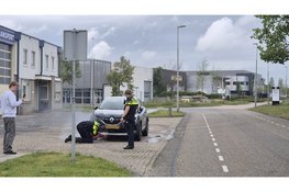 Auto vat vlam tijdens rit in Beverwijk