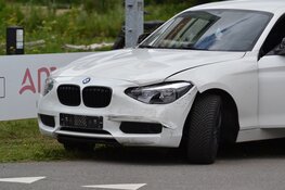 Auto beschadigd na aanrijding op kruising