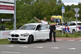 Auto beschadigd na aanrijding op kruising