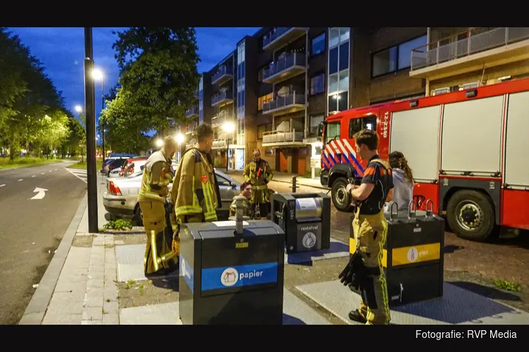Vrouw gooit per ongeluk sleutels in ondergrondse afvalcontainer, brandweer vist ze op