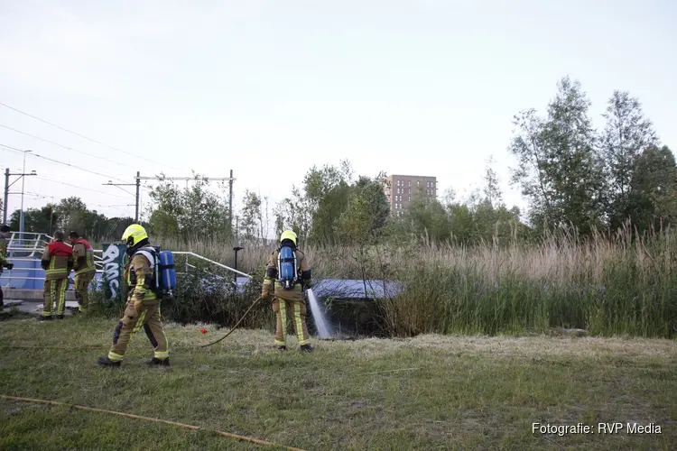 Riet vliegt in brand langs tunnel in Beverwijk