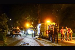 Fietser ernstig gewond na aanrijding met andere fietser, traumateam assisteert ambulancedienst