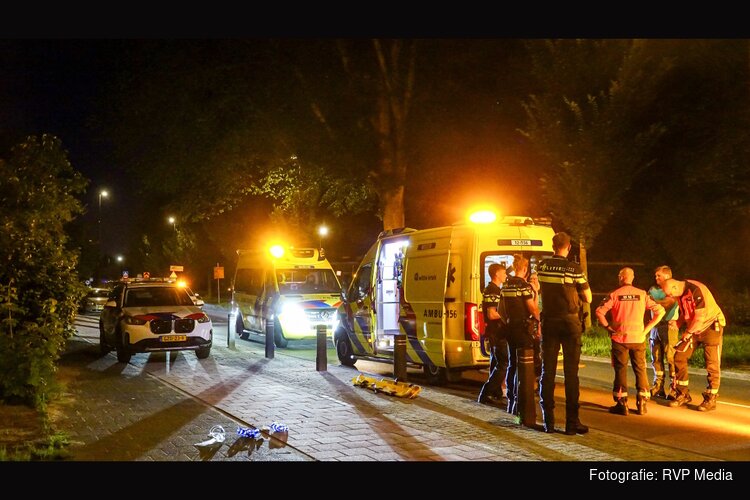 Fietser ernstig gewond na aanrijding met andere fietser, traumateam assisteert ambulancedienst
