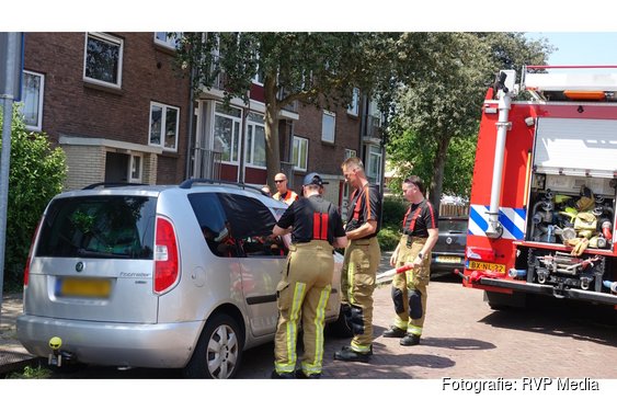 Kind sluit zichzelf op in snikhete auto, brandweer schiet te hulp