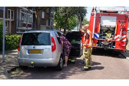 Kind sluit zichzelf op in snikhete auto, brandweer schiet te hulp