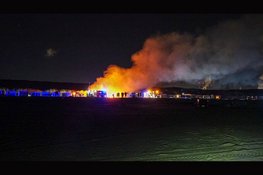 Meerdere strandhuisjes in brand op strand Velsen-Noord