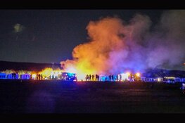 Meerdere strandhuisjes in brand op strand Velsen-Noord