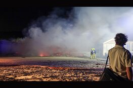 Meerdere strandhuisjes in brand op strand Velsen-Noord