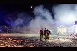 Meerdere strandhuisjes in brand op strand Velsen-Noord