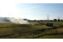Brandweer blust brand in veld in Beverwijk