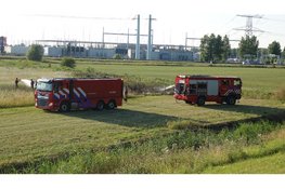 Brandweer blust brand in veld in Beverwijk