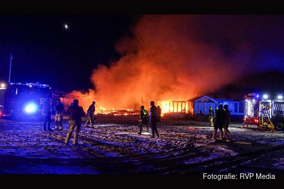Politie houdt man aan voor brandstichting strandhuisjes Wijk aan Zee