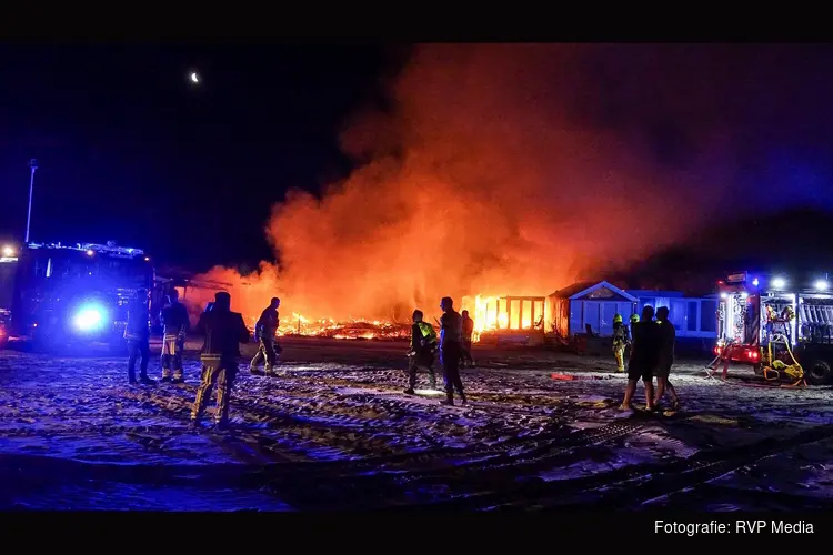Politie houdt man aan voor brandstichting strandhuisjes Wijk aan Zee