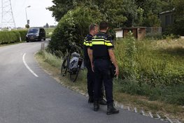 Fietser gewond na aanrijding met bestelbus, bestuurder aangehouden