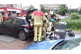 Kofferbak van auto vliegt in brand in Beverwijk