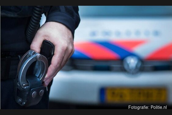 Aanhouding na inrijden met motor op agent