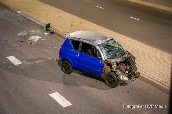 Brommobiel slaat over de kop na ongeval in Beverwijk, bestuurder ongedeerd