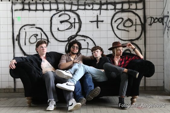 Gillende gitaren van The Wildfires in Café Camille