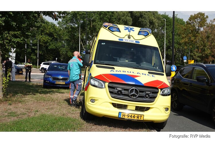 Moeder en kind naar ziekenhuis na aanrijding op rotonde in Beverwijk