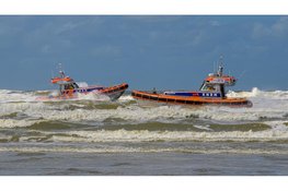 KNRM Wijk aan Zee neemt nieuwe reddingboot 'Dora Heeres' in gebruik
